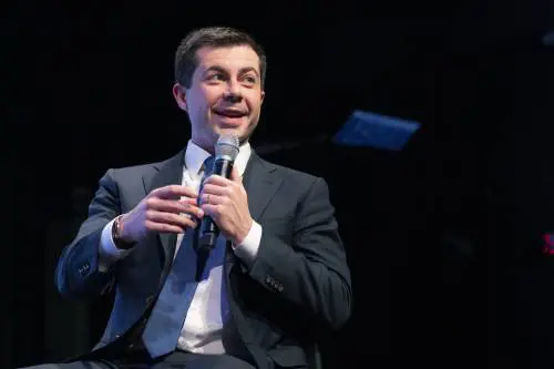 New Hampshire, è già tutti contro Buttigieg. Ma lui cresce