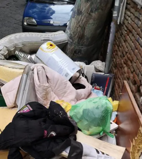 Discarica abusiva in via Santa Chiara: cittadini esasperati
