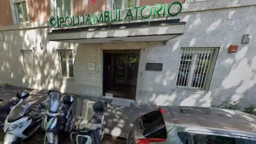 Giornalista muore cadendo dalle scale, ipotesi suicidio