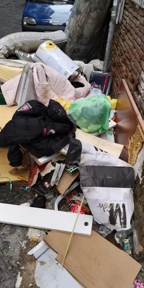 Le immagini della discarica abusiva di via Santa Chiara