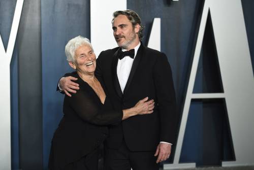 Joaquin Phoenix, festa post Oscar con mamma e fidanzata