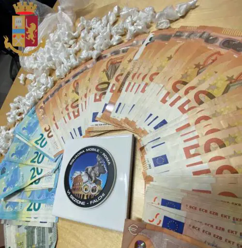 Blitz antidroga della polizia: sequestrate 500 dosi di cocaina e due pistole