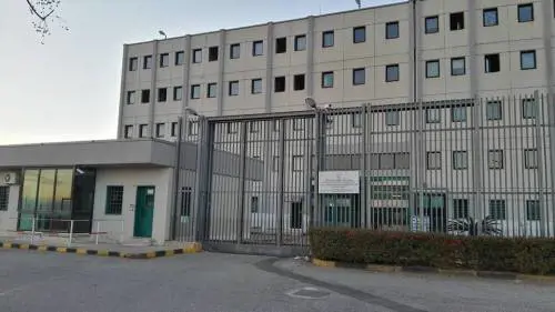 Cosenza, albanese pugnala barista che gli chiede di uscire dal bagno