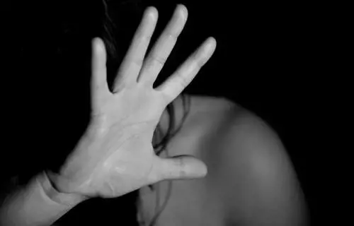 "Ti sparo in testa": così l'uomo minacciava la moglie