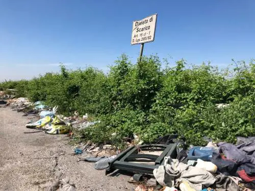 Strade statali invase dai rifiuti: la mappa del degrado tra il Napoletano e il Casertano