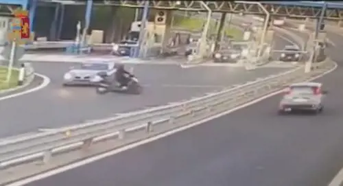 Napoli, centauro contromano sfida l'auto della polizia sfrecciando senza casco