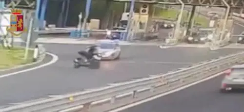 Contromano in tangenziale senza casco: 10mila euro di multa per il centauro indisciplinato