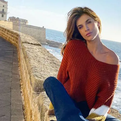 Elisabetta Canalis in pizzo e basta