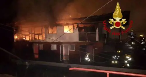 Incendio sul lungotevere, le fiamme distruggono un barcone