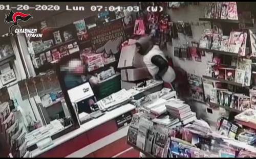 Con un machete in mano vuol rapinare un'edicola: arrestato