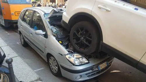 Milano, maxi tamponamento in corso San Gottardo: traffico in tilt