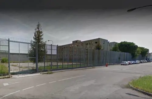 Detenuto maliano si scaglia con calci e pugni contro gli agenti