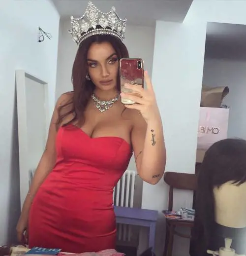 Elettra Lamborghini è sexy. Ma non va d'accordo con la grammatica