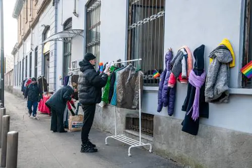Muro della gentilezza abusivo. "Noi a processo a testa alta"