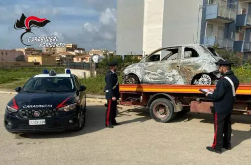 Dà fuoco alla macchina di un uomo e lo accoltella