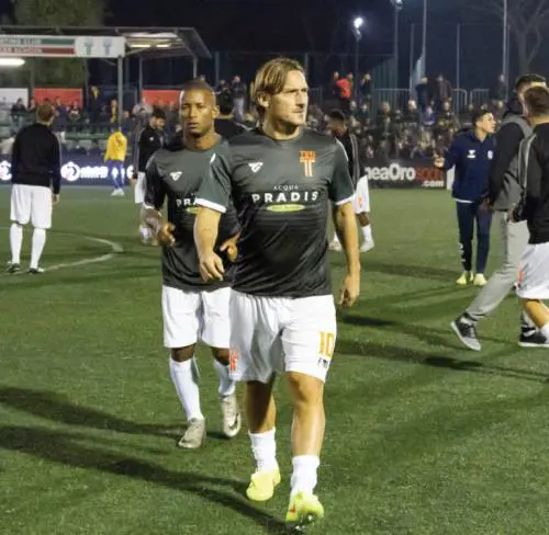 Totti alza il gomito, rissa sfiorata su campo di calcio a 8
