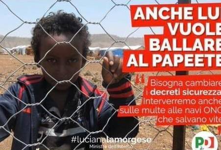 Bimbo migrante nel manifesto choc del Pd: "Vuole ballare al Papeete"