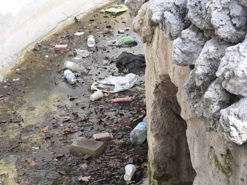 I giardini della Principessa Iolanda a Capodimonte nel degrado, tra rifiuti e senzatetto