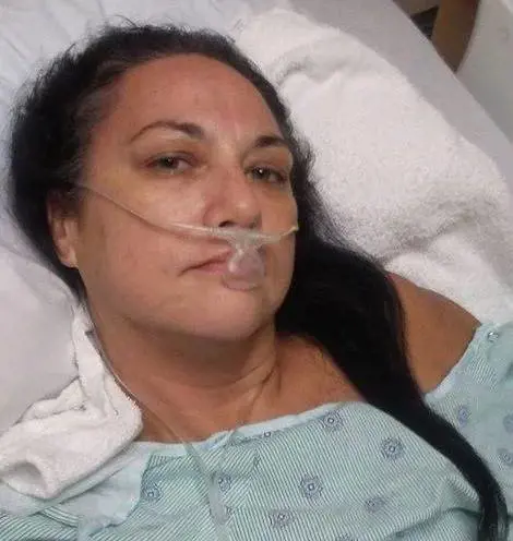 Hawaii, donna si taglia con carta: l'infezione rischia di ucciderla