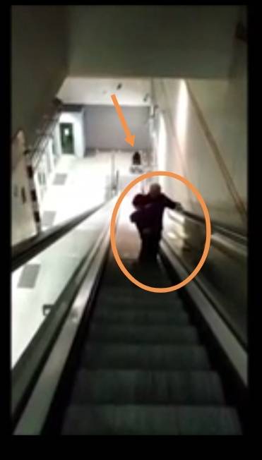 Metro Torino, l'ascensore è rotto: papà prende in braccio la figlia disabile