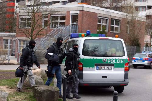 Sparatoria in Germania, diversi feriti e due uomini in fuga