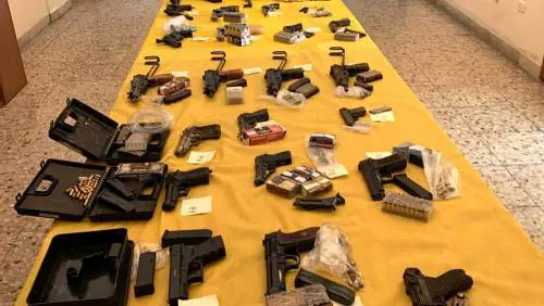 Pistole, fucili e kalashnikov: un vero arsenale sotto la sabbia del lido