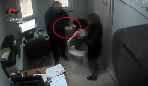 Rubava i soldi destinati al comune: arrestato dipendente "infedele"