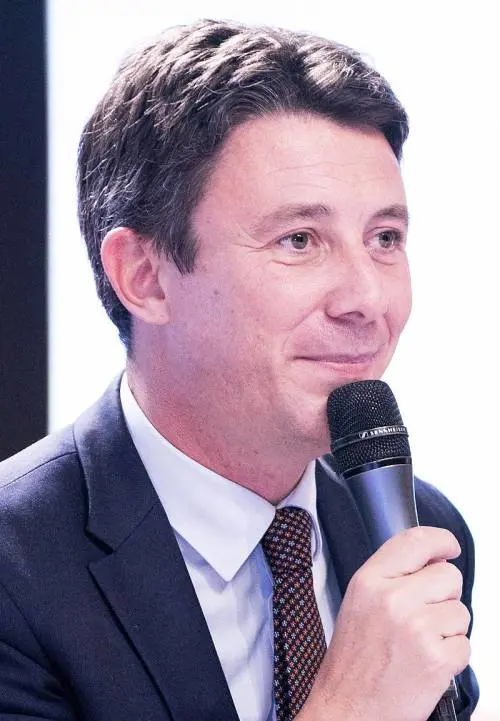 Immagini hot sui social, via il candidato fedelissimo di Macron