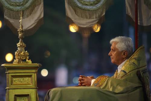Le lacrime e il testo occultato: il dramma segreto di Ratzinger
