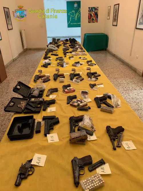 Un arsenale con armi e munizioni da guerra vicino a un lido