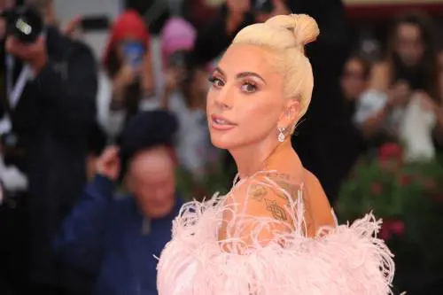 Lady Gaga senza trucco e con i capelli rosa
