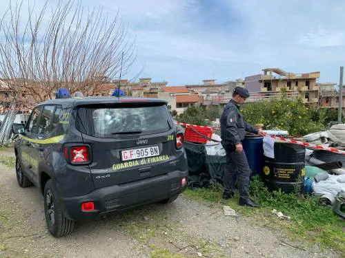 Maxi discarica abusiva nel messinese, rifiuti tossici a cielo aperto