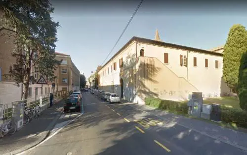 Ravenna, fazzoletti e accendino per dar fuoco ad auto: preso ghanese