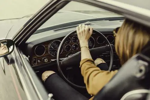 Ragazzina guida l’auto e investe la madre in retromarcia