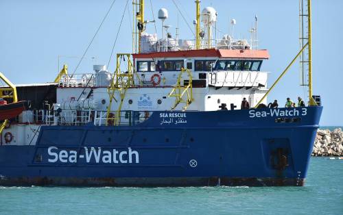 La Sea Watch all'assalto, la nave di Carola Rackete torna in mare