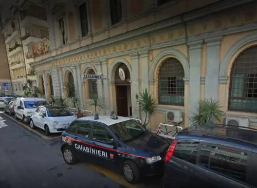 Roma, bulgaro attacca vigilante e militari, poi danneggia gazzella