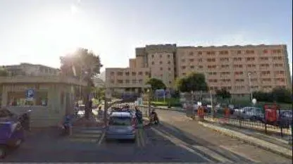 "Mi devi visitare subito": e lancia un estintore contro il medico