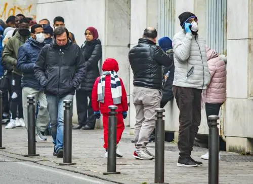 Virus, contagiati 8 minorenni. C'è il primo morto in Emilia