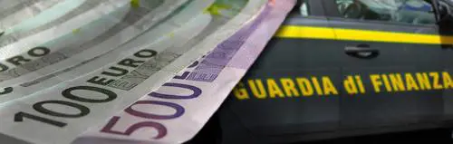 Intascava i soldi delle tasse con false promesse: sospesa dipendente