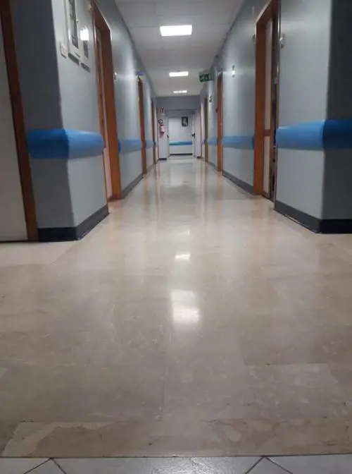 Muore in clinica dopo aver partorito il terzo figlio: indaga la polizia