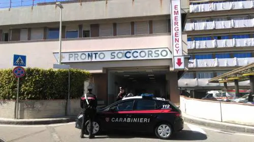 Narcotizza una donna ricoverata in ospedale e abusa di lei: agli arresti un infermiere
