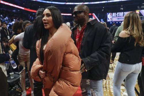 Kim e Kourtney Kardashian si prendono a pugni