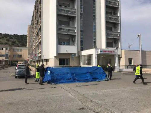 Il montaggio dell'area pre-triage all'ospedale Cervello di Palermo