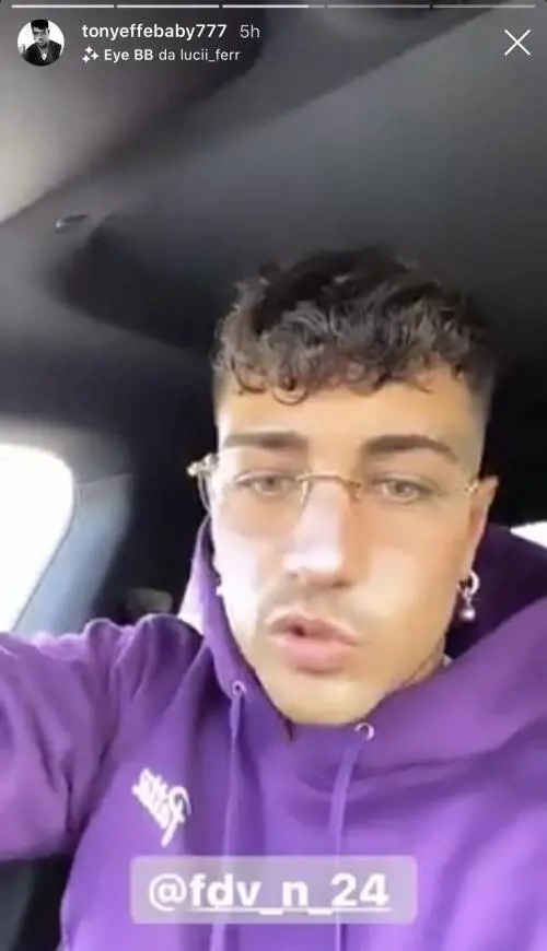 Tony Effe sfreccia a 244 km/h e si fa i selfie alla guida: "Scappando dal virus"