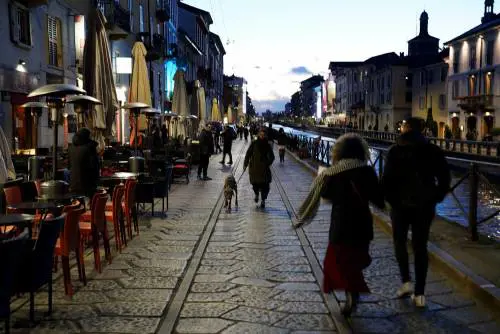 Milano, stop a coprifuoco per i pub ma le discoteche restano chiuse