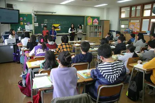 Scuola, concorsi in ritardo: 200 mila cattedre vuote a settembre
