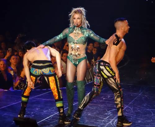 Britney Spears si frattura un piede ballando