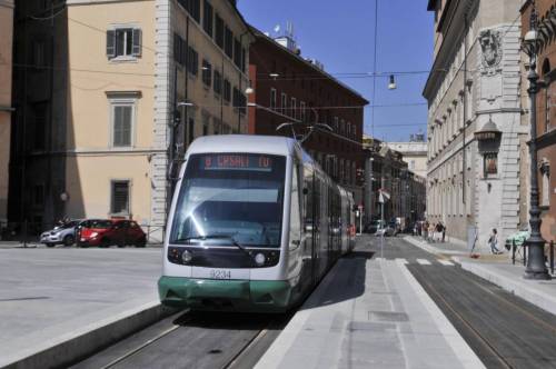 Roma, dipendente Atac presa a pugni sul tram: la soccorre Giletti