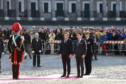 Macron a Napoli tra contestazioni e battute: "Blocco frontiere? No"