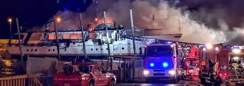Brucia un'imbarcazione al Porto Vecchio di Sanremo